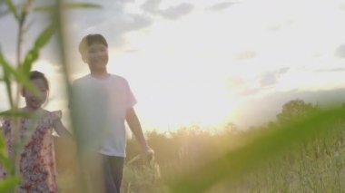 Asyalı kardeşlerim güneşin batmak üzere olduğu akşam doğanın ortasında koşup eğlenerek oynuyorlar.