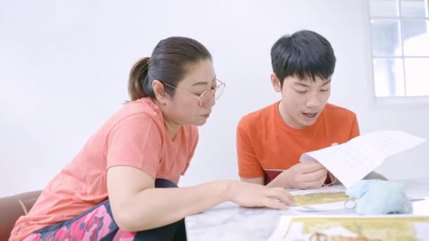 Азиатская Мать Учит Своего Сына Скрещивать Швы Через Плечо Азиатский — стоковое видео