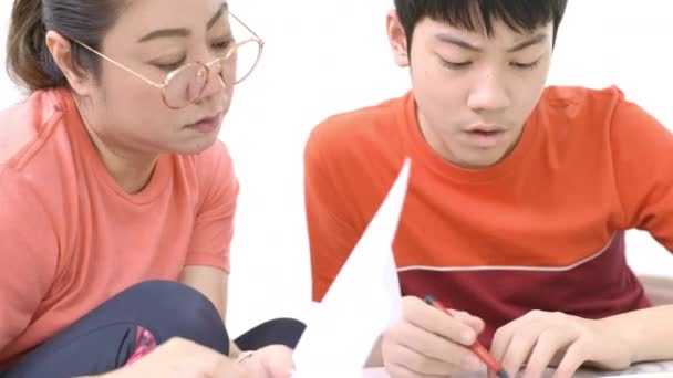 Uma Mãe Asiática Está Ensinando Seu Filho Cruzar Pontos Seu — Vídeo de Stock