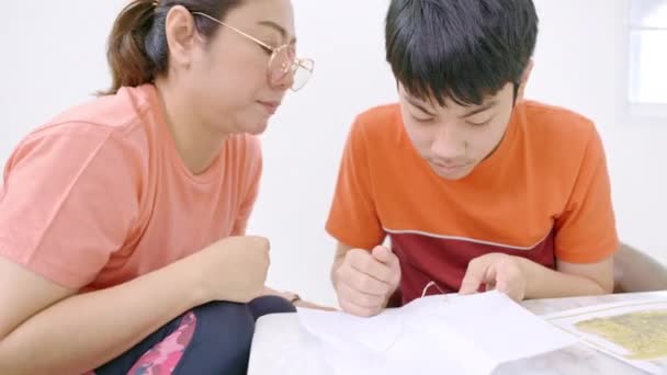 Une Mère Asiatique Apprend Son Fils Faire Point Croix Son — Video