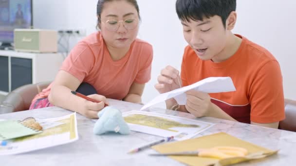 Egy Ázsiai Anya Keresztöltést Tanít Fiának Fia Mesterségeket Készít Vele — Stock videók