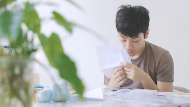 Asiatisch Junge Ist Herstellung Crafts Cross Stitch Bei Zuhause — Stockvideo