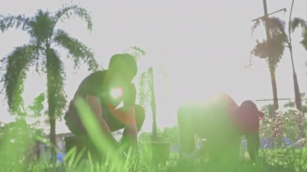 Mama Syn Ciągnąć Trawę Podwórku Matka Dziecko Pomagają Udekorować Ogród — Wideo stockowe