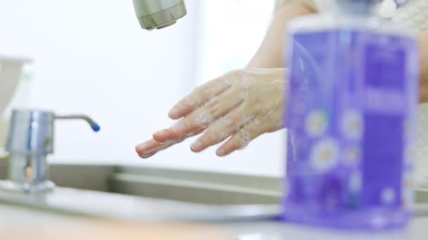 Mulher Lavando Mãos Com Gel Lavagem Mão Lavatório Ideia Conceito — Vídeo de Stock