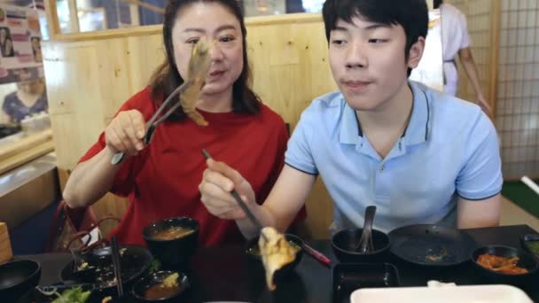 Asian Family Visita Restaurante Parrilla Coreano Donde Puedes Cocinar Propia — Vídeo de stock