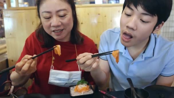 Asian Family Visite Restaurant Coréen Grillades Eating Salmon Sushi Smile — Video