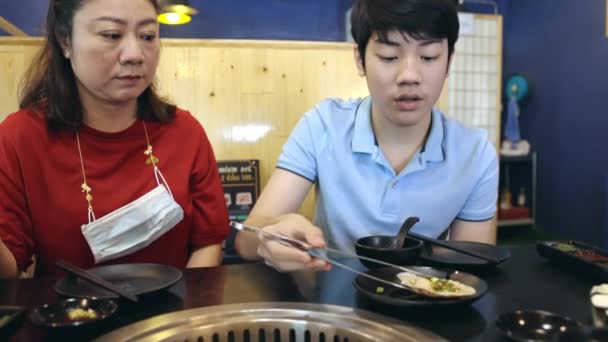 Asian Family Visite Restaurant Coréen Vous Pouvez Cuisiner Votre Propre — Video