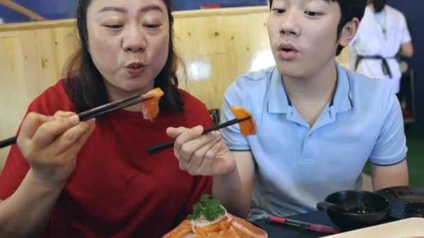 Asian Family Visite Restaurant Coréen Grillades Eating Salmon Sushi Smile — Video