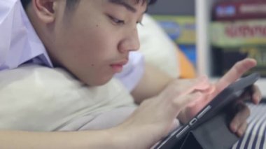 Öğrenciler bilgi bulmak için bir tablet bilgisayar kullanıyorlar. Ev ödevi yapmak, yeni normal konsept. COVID-19 zamanında evde ders çalışmak