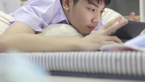 Studenten Gebruiken Een Tablet Computer Informatie Vinden Huiswerk Maken Een — Stockvideo