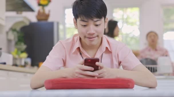 Aziatisch Middelbare School Jongen Speelt Online Spel Zijn Mobiele Telefoon — Stockvideo