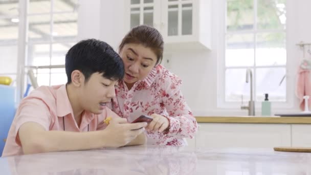 Asiático Menino Ensino Médio Com Sua Mãe Estão Jogando Jogo — Vídeo de Stock