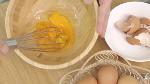 Vrouwelijke Chef Kok Kloppend Eieren Houten Kom Keukentafel — Stockvideo