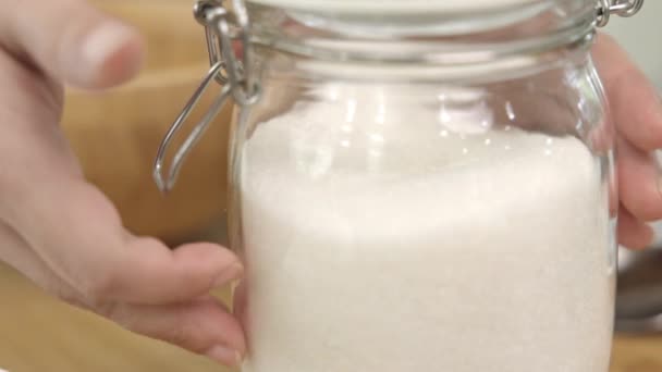 Sluit Vrouwelijke Hand Open Suikerpot Schep Suiker Een Kom Hoeveelheid — Stockvideo