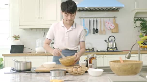 Asiatische Teenager Mischen Verschiedene Zutaten Hause Einen Kuchen Backen Mit — Stockvideo