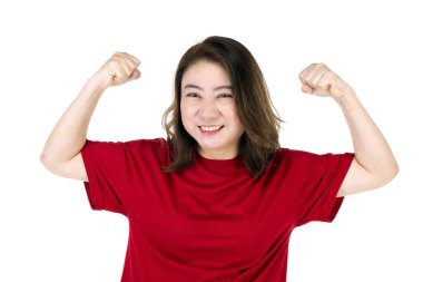 Beyaz arka planda yalnız bırakılmış orta yaşlı, Asyalı bir kadın portresi. Kendine güvenen, gülen yüzlü, sıradan bir elbise giymiş olgun bir kadın.