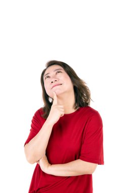Orta yaşlı, Asyalı bir kadının portresi. Bir şey düşünüyor ve beyaz arka planda izole edilmiş bir şekilde bakıyor.
