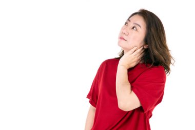 Orta yaşlı, Asyalı bir kadının portresi. Beyaz arka planda izole edilmiş, kendine gülen yüzlü, kendine güvenen olgun bir kadın.