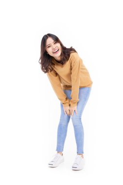 Güzel, genç bir kadın, günlük kıyafetleri içinde, melez Asyalı beyaz bir kız. Mutlu bir yüz, kendine güvenen, güzel bir kadın beyaz bir arka planda izole edilmiş..