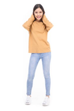 Güzel, genç bir kadın, günlük kıyafetleri içinde, melez Asyalı beyaz bir kız. Mutlu bir yüz, kendine güvenen, güzel bir kadın beyaz bir arka planda izole edilmiş..