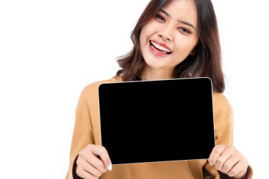 Beyaz arkaplanda tablet bilgisayarını gösteren ya da sunan Asyalı bir kadının portresi sağlıklı görünen, kendinden emin beyaz tenli bir kadın..