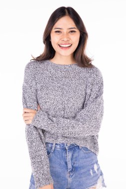 Güzel bir Asyalı kadın portresi. Kendine güvenen, mutlu yüzlü, beyaz arka planda kendine güvenen, güzel bir kadın..