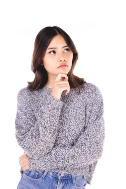 Genç Asyalı kadın portreleri. Düşünüyor, merak ediyor, baş ağrısı endişeli, mutlu değil, kendine güveni olmayan güzel bir kadın, beyaz bir arka planda güzel..