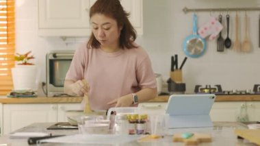 Anne ve oğul jöle yapmaya yardım ediyor. Mutfakta, mutlu bir şekilde.