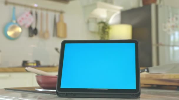 Tablet Μπλε Οθόνη Chroma Κλειδί Στην Κουζίνα Στο Σπίτι — Αρχείο Βίντεο