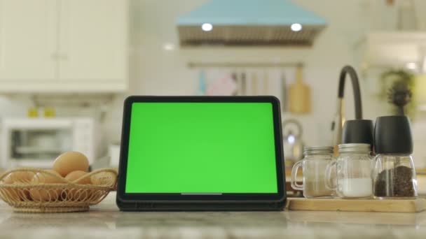 Tableta Con Tecla Croma Pantalla Verde Cocina Casa — Vídeo de stock