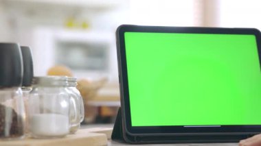 Yeşil ekran krom anahtarı olan bir tablet. Evdeki mutfakta..