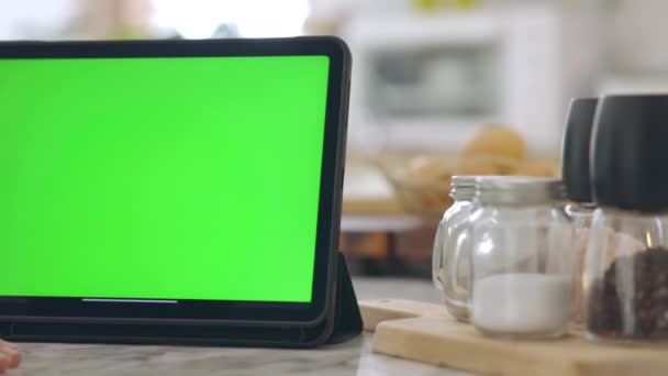 Sobre Ombro Tablet Com Chave Croma Tela Verde Cozinha Casa — Vídeo de Stock