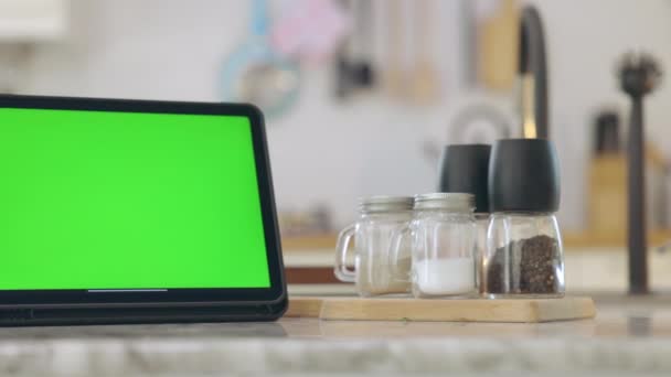 Tablet Com Chave Croma Tela Verde Cozinha Casa — Vídeo de Stock