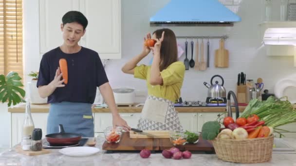 Casal Recém Casado Ajude Cozinhar Feliz Divertindo Casa Casais Passam — Vídeo de Stock