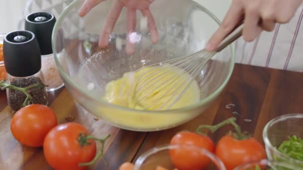 Una Pareja Rompe Huevo Para Hacer Una Tortilla Mañana Casa — Vídeos de Stock