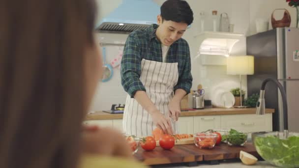 Marito Affettare Verdure Preparare Colazione Con Una Giovane Moglie Che — Video Stock