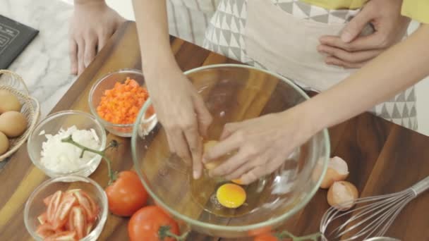 Pár Rozbije Vejce Udělá Doma Ranní Omeletu Romantická Doba Pro — Stock video