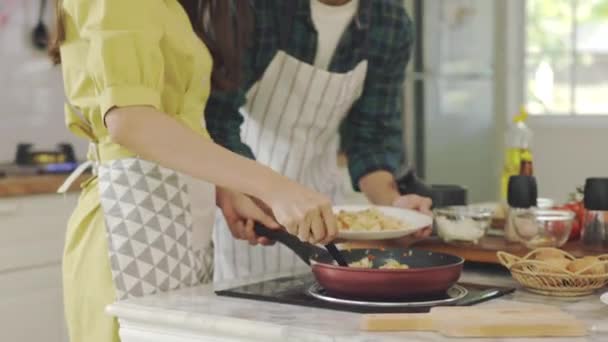 Jong Getrouwd Stel Koken Ontbijt Door Kijken Naar Hoe Een — Stockvideo