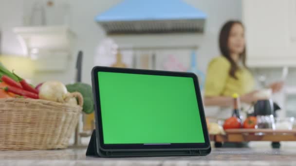 Tablet Zielonym Ekranem Pięknym Tle Gotowanie Domu Szczęśliwej Twarzy Żona — Wideo stockowe