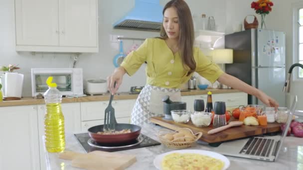 Seorang Gadis Asia Yang Cantik Membuat Sarapan Dengan Melihat Bagaimana — Stok Video