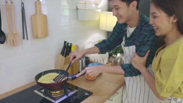 Casal Jovem Estão Ajudando Cozinhar Ambiente Romântico Casa Casais Mostram — Vídeo de Stock