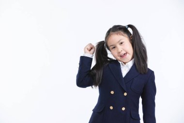 Beyaz arka planda Asyalı tatlı bir kızın portresi, kopya alanı olan yarı vücut. .