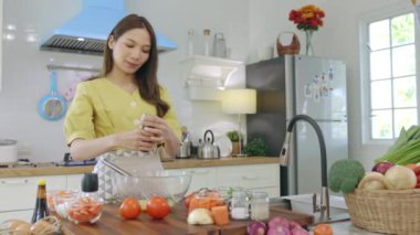 Sevgili karıcığım, mutlu yüzlü kocasına kahvaltı hazırlamaya hazırlan..