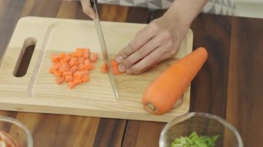 Hanımefendinin elini kapat ve kocasına kahvaltı hazırlamaya hazırlan. Havucu dilimle.