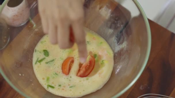 胡萝卜 西红柿和香菜的海岸被混合在炒鸡蛋中 准备慢镜头射击 在锅里煎特写 — 图库视频影像