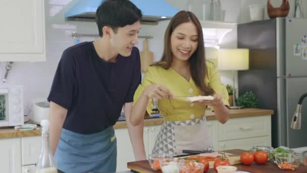 Novomanželé Pár Pomozte Navzájem Vařit Šťastně Baví Doma Páry Spolu — Stock video