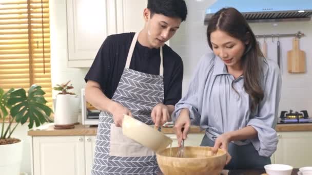 Азійські Подружжя Допомагають Один Одному Зробити Пекарню Романтичній Атмосфері Кухні — стокове відео