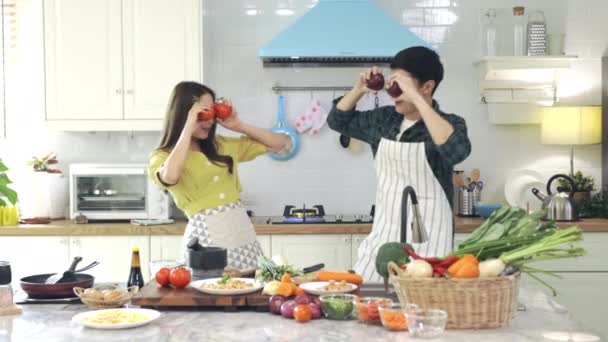 Азиатская Пара Помочь Друг Другу Сделать Пекарню Романтической Атмосфере Кухне — стоковое видео