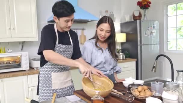Asyalı Çift Evdeki Mutfakta Romantik Bir Ortam Yaratmak Için Birbirlerine — Stok video