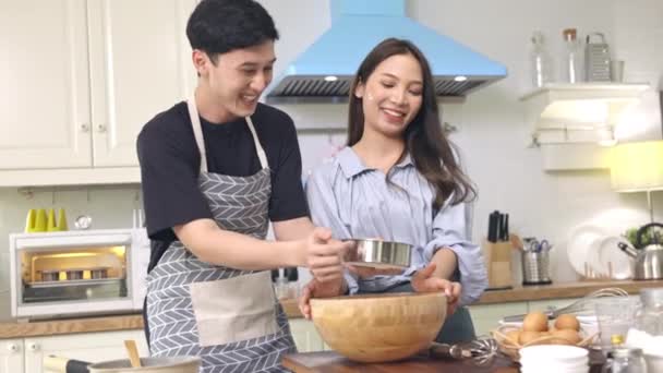 Asyalı Çift Evdeki Mutfakta Romantik Bir Ortam Yaratmak Için Birbirlerine — Stok video